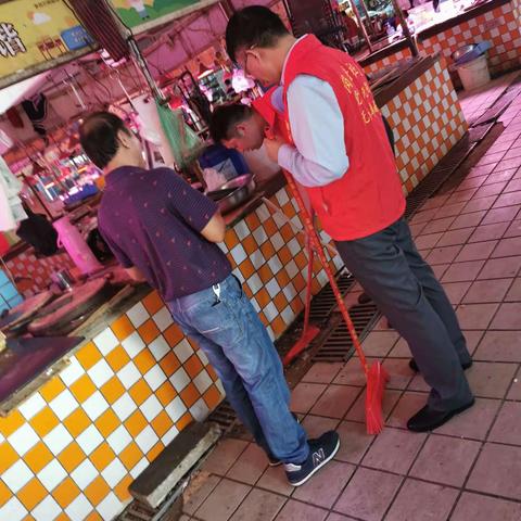 区城管和综合执法局邬耀群副局长作为“环境长”深入挂点村开展“行走”并参加社区清洁日活动之(七)