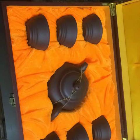 今年创作的二款不同包装的紫砂高档茶具。