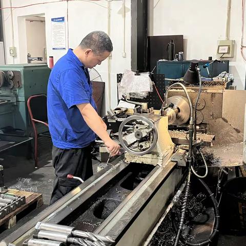 向在高温酷暑中坚守工作岗位的一线员工致敬