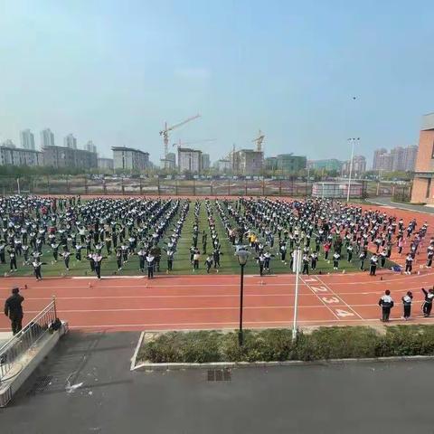 学军人之风采，强自身之素质——东城小学四年级素质拓展活动