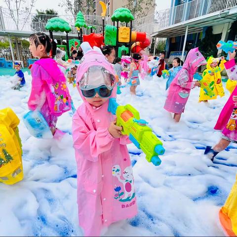 清凉嗨翻天～宝湖晨曦幼儿园水枪大作战