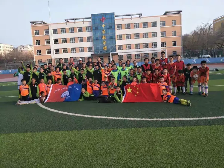 104团中心小学足球队和马驹足球俱乐部"民族团结一家亲"校园足球联谊