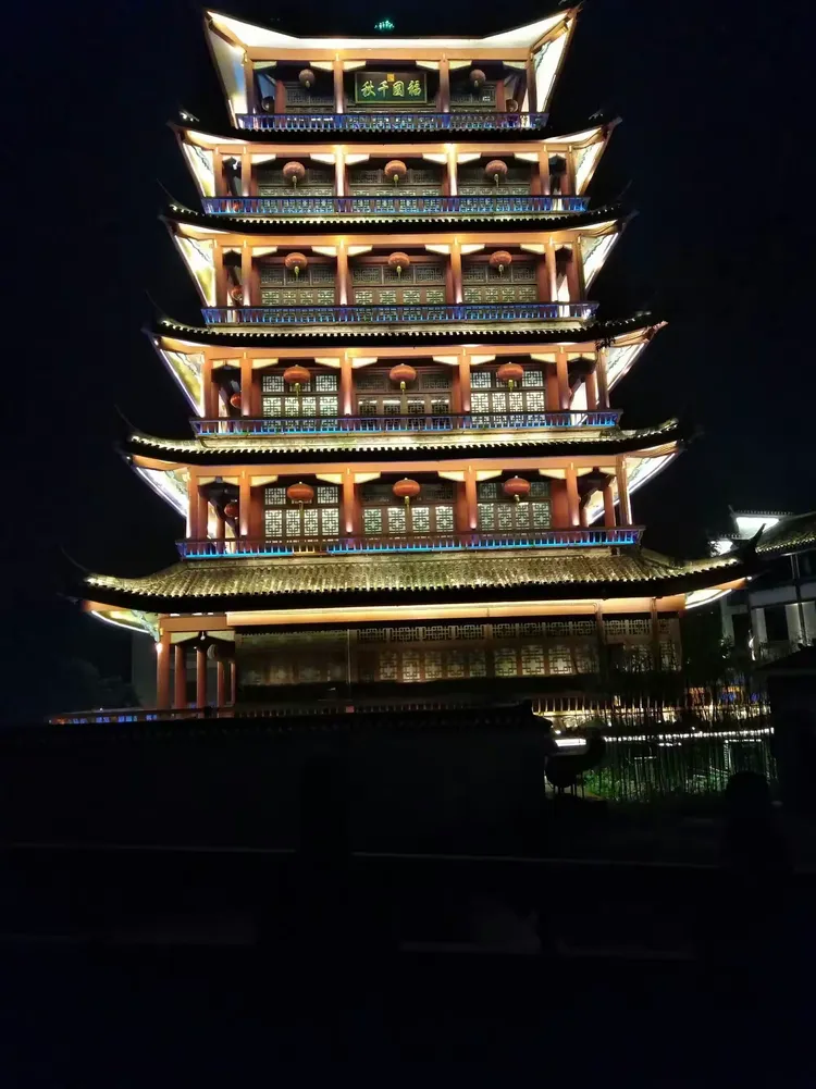 《望月楼》在灯光衬托下， 美丽无暇。
