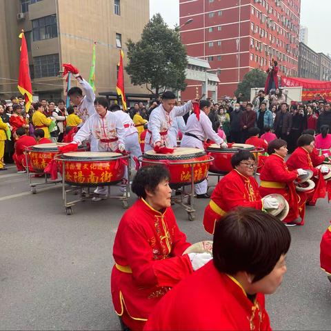 春风阵阵佳节到  锣鼓喧天闹元宵