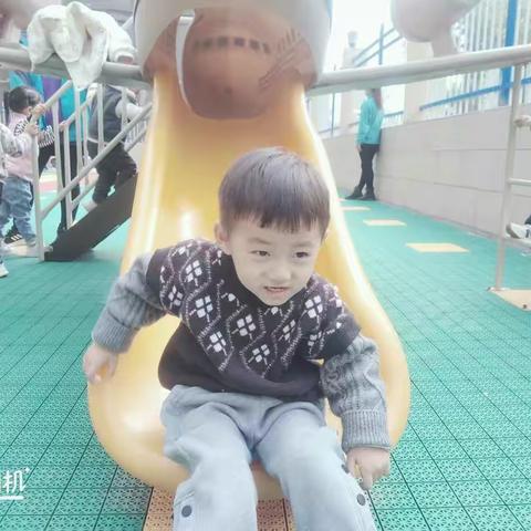 心连心幼儿园中三班户外活动