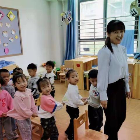 心连心幼儿园中三班快乐活动《开火车》