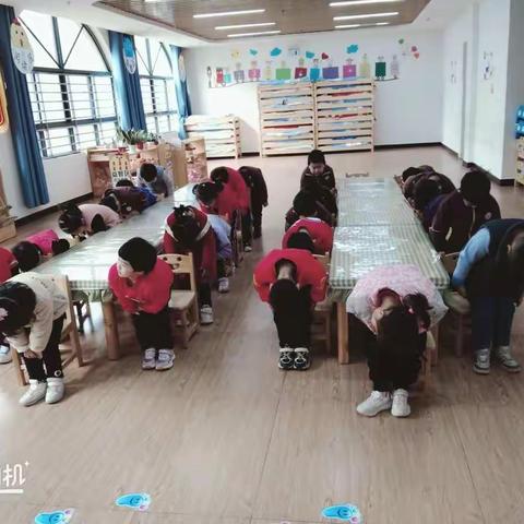 心连心幼儿园中一班科学实验—《正方形手拉手》