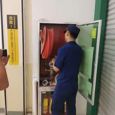 ㅤㅤㅤㅤ居然之家小型站深入辖区沃尔玛超市开展消防安全巡查