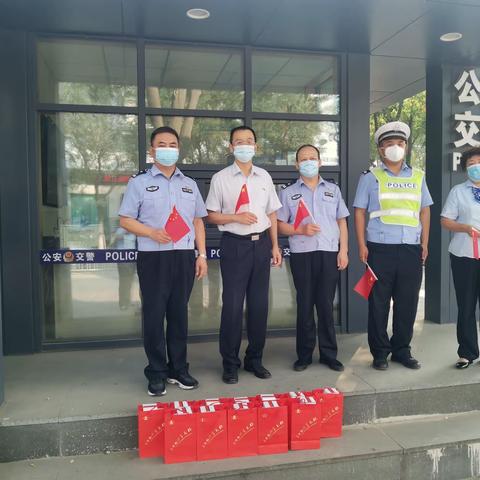 “喜迎国庆节 传递港湾情”三丰路支行慰问保定交警四大队三中队