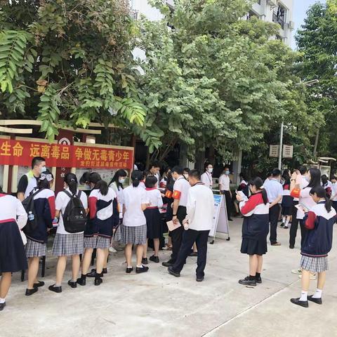 白云区龙归街走进广州市财经商贸职业学校开展禁毒宣传活动