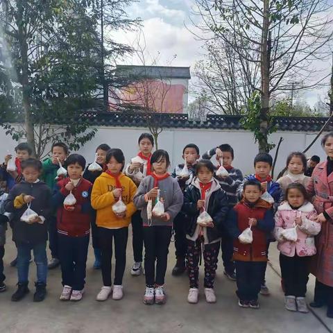 潭埠中洲小学冬至包饺子活动