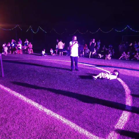 鸡冠村中秋节晚上安置区绿茵广场举行迎中秋、庆团圆赏月活动。