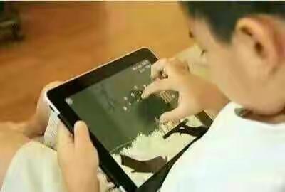 小伙子每晚玩手机6小时，结果……