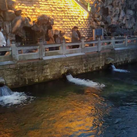 泉城护城河边黑虎泉旁