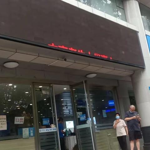 【爱筑燕巢】燕子山小区社区网格员走进移动营业厅，续航反诈宣传与安装