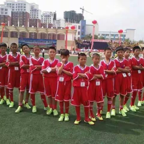 铜川市业余体校03-04年男子足球队，大赛在即以此鼓励我们的足球帅哥再接再厉，勇往直前取得佳绩再创辉煌。