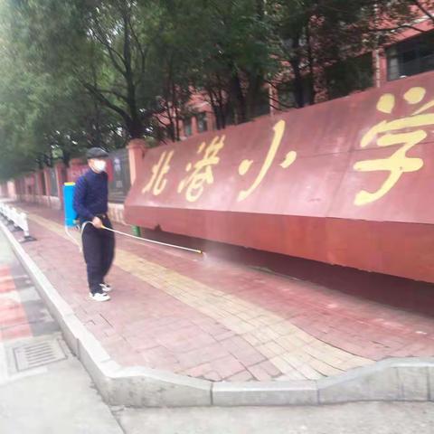 【疫情防控，我们在行动】——北港小学对校园进行全面消杀