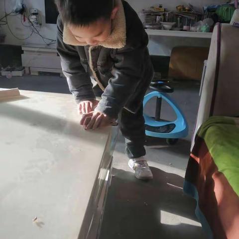 （居家抗疫情，劳动促成长）放城镇中心幼儿园大一班幼儿居家活动之劳动教育