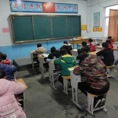 神林店小学四年级学生为了学生的安全，每一位家长都在繁忙中赶到学校了解冬季防火安全，并签订安全回执单！