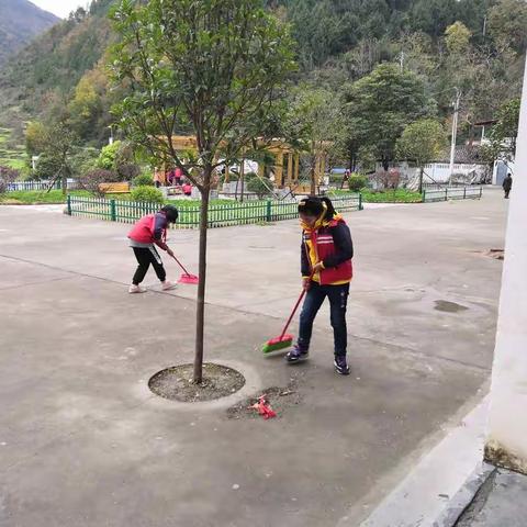 学校是我家，清洁靠大家———六年级清洁卫生大扫除