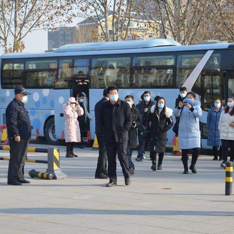 新疆喀什地区骨干教师到广饶县大王镇实验小学参观学习，