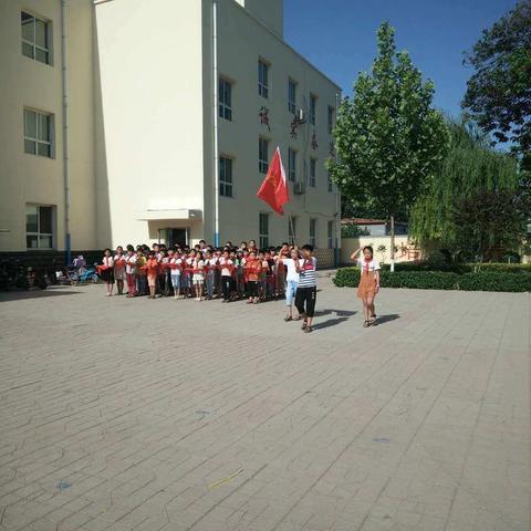 扣好人生第一粒扣子，习爷爷的话记心间，争做新时代好少年。北青同小学一年级入队仪式进行中！