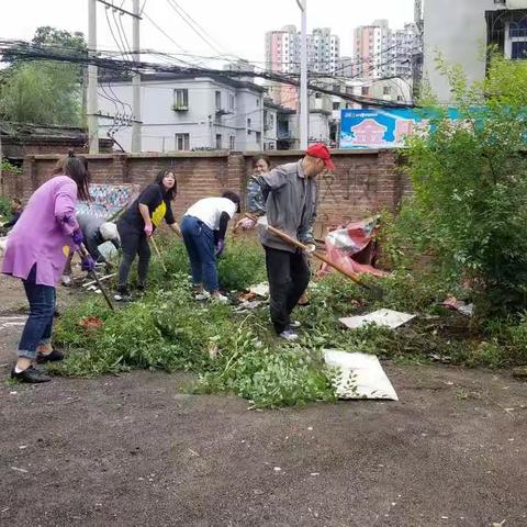 绥阳社区除草忙   营造宜居好环境