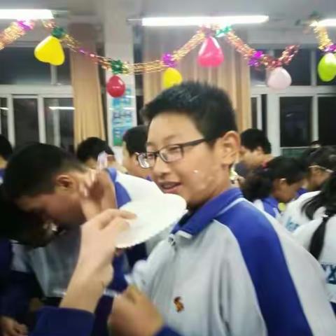 青春启航，我们携手走过。