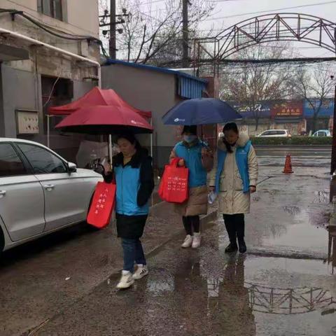 阴雨连绵也阻挡不了                  宋门人平安走访的脚步