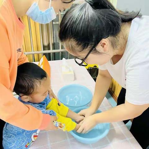 《用心陪伴，静待花开》小博士幼儿园豆豆一班成长记录