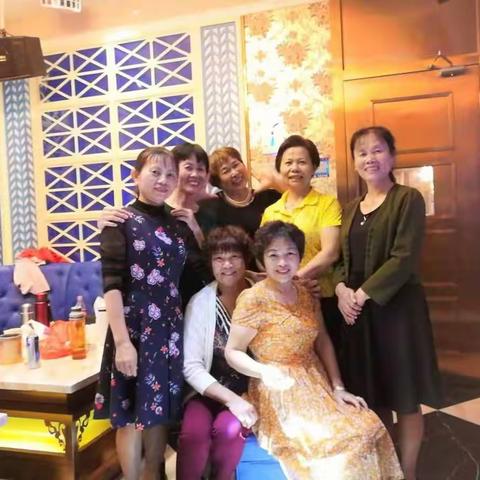 k歌姐妹欢聚一堂，共度周未相册留念。