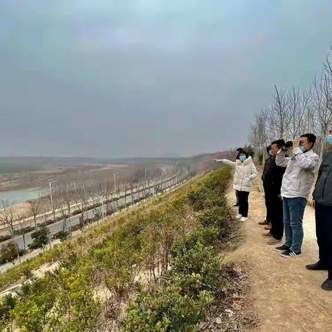 西安市野生动植物保护管理站工作人员对渭河湿地迁徙鸟类进行巡护监测