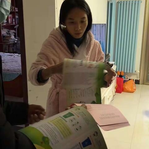 草滩街道开展生活垃圾分类主题宣传入户活动