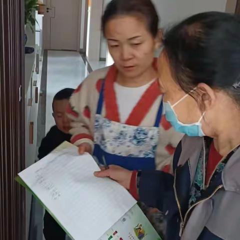 草滩街道组织开展生活垃圾分类入户宣传活动