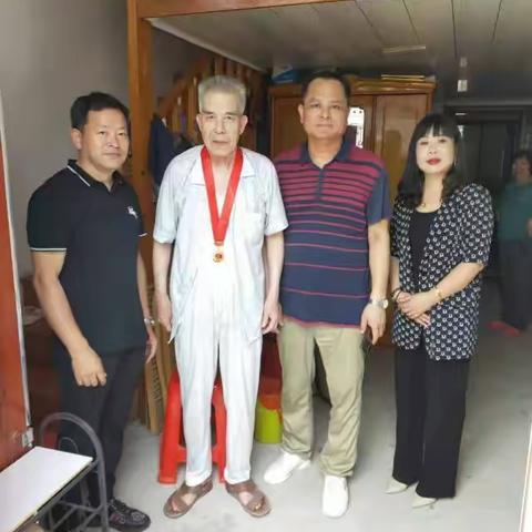 龙峰村党总支部党员干部入户为在党50年老党员颁发奖章