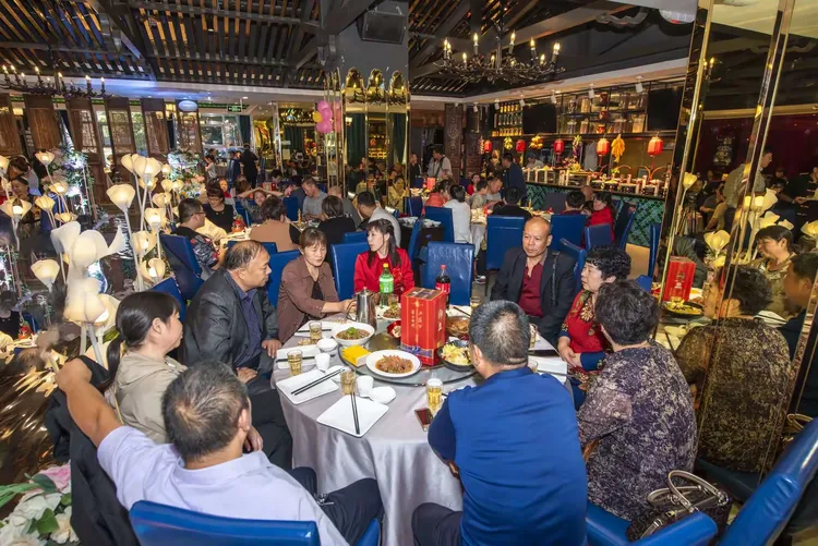 喜宴现场高朋满座