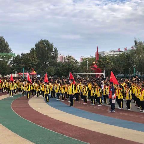 红日初升道大光  星火旗帜迎风扬
——邹城市第二实验小学隆重举行少先队“建队节”系列活动