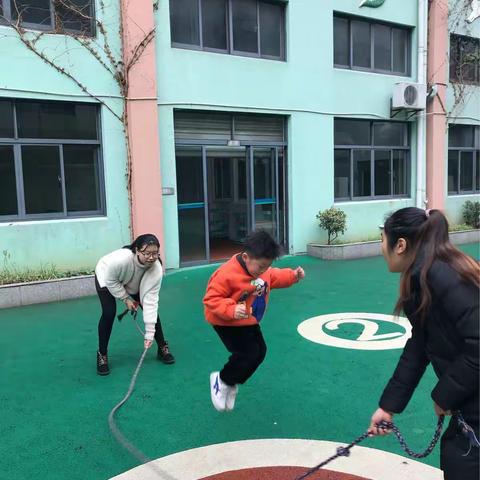中班幼儿跳长绳活动