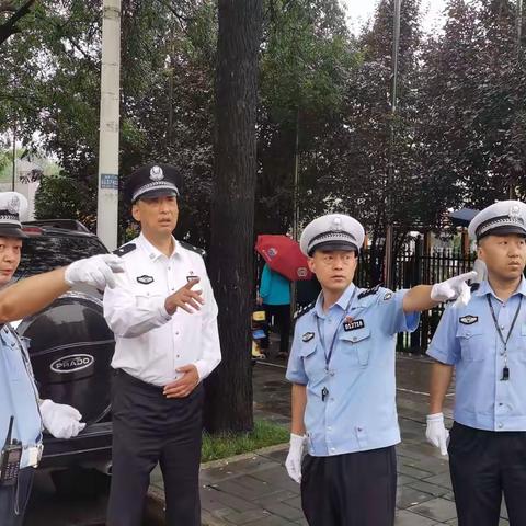 开学第一天谢炜同志检查交警曲江大队护学岗部署情况