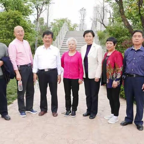 陪许会英同学游余庆苗圃花园。2018年4月12日，凯里部分白市中学同学陪许会英（三峡大学退休）到余庆观光。