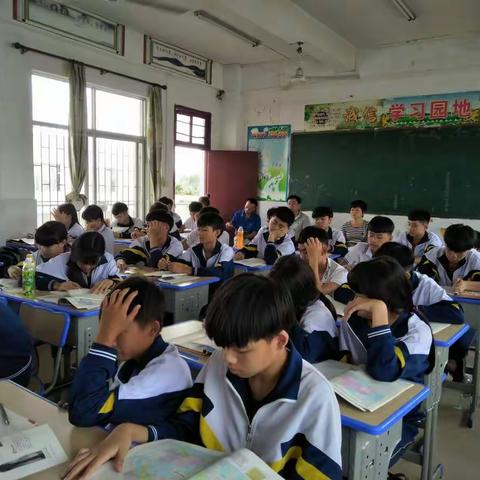 聚焦课堂，向45分钟要效率-------记旧州中学领导班子推门听课活动