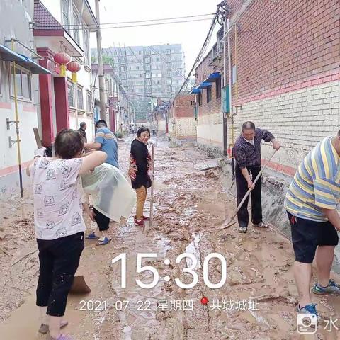 近日我市连续暴雨，导致我村遭受洪涝灾害，我们在大自然面前是多么的渺小。