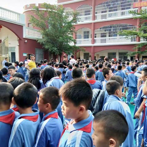 海之南实验小学爱国主义教育之电影院观影活动