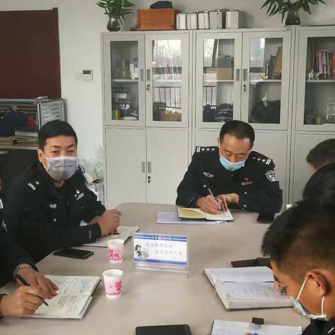 思政干部王劲超政委看望慰问技术中队民警并进行亲切座谈