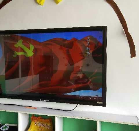 上党区童星园组织教师观看纪录片《战“疫”一线党旗红》