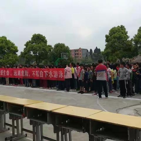 四里镇中心学校举行“珍爱生命，远离危险，不私自下水游泳”签名宣誓大会