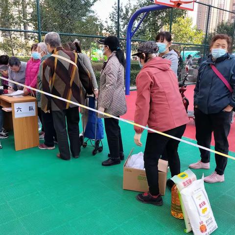 东古城社区开展“九九重阳节，浓浓敬老情”为主题的福利发放活动