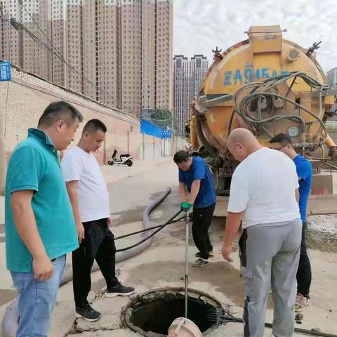 疏通排水管 畅通群众心 全力为群众解难题