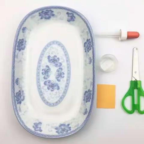 小因幼儿园小二班～科学小实验《纸片快艇》