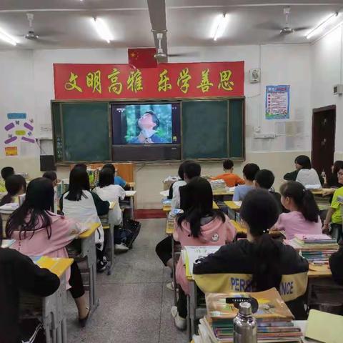光辉历程  奋斗有我                          ——万隆中学开展“童心向党”教育实践活动